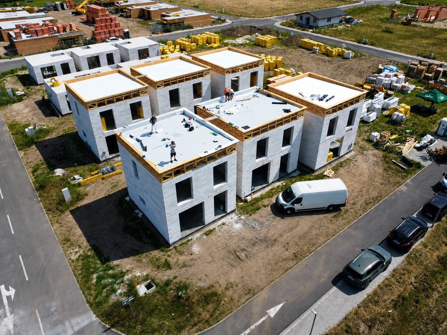 Pokládka hydroizolačnej fólie Bauder na streche projektu The Upside